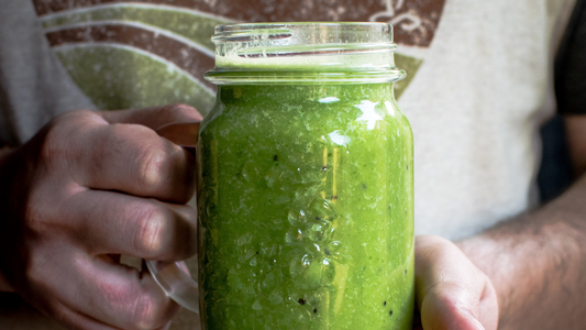 Smoothie banane, kiwi, passion et spiruline